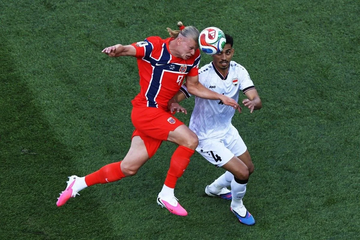 Erling Haaland berduel dengan Zaid Tahseen dalam pertandingan Piala Dunia FIFA 2026 Grup I antara Irak vs Norwegia di Stadion Boston pada 16 Juni 2026 di Foxborough, Massachusetts. Buda Mendes/Getty Images/AFP (Foto oleh Buda Mendes / GETTY IMAGES AMERIKA UTARA / Getty Images melalui AFP)