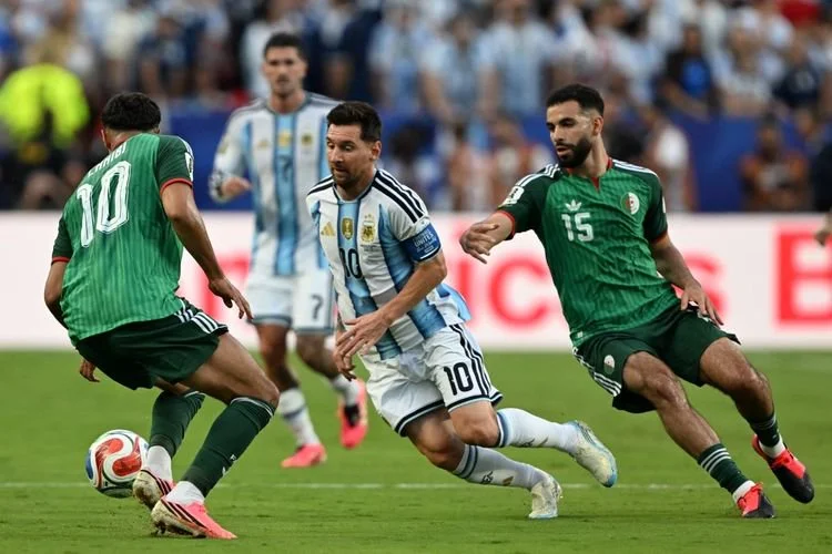 Fares Chaibi dan Rayan Ait-Nouri membayangi Lionel Messi dalam pertandingan sepak bola Grup J Piala Dunia 2026 antara Argentina vs Aljazair di Stadion Kansas City di Kansas City pada 16 Juni 2026.