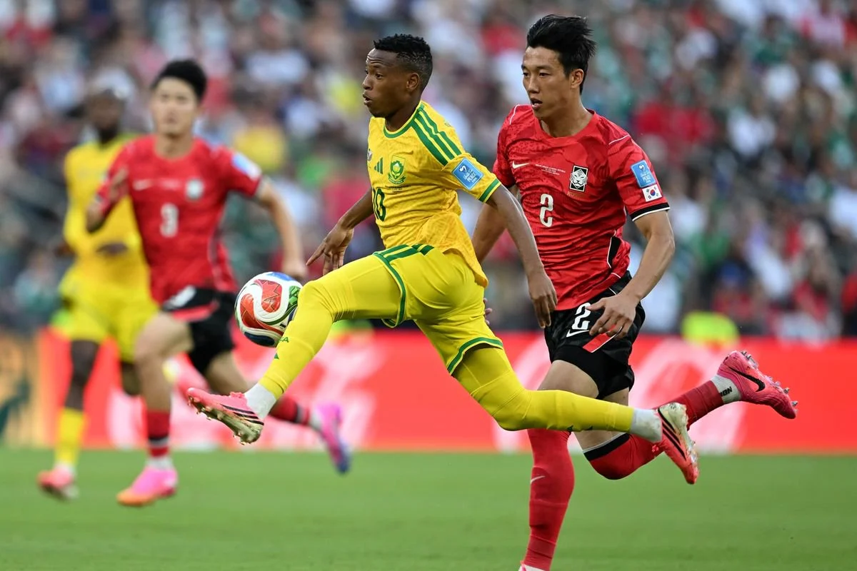 Relebohile Mofokeng dari Afrika Selatan berduel dengan Lee Han-beom dari Korea Selatan selama pertandingan Grup A antara Afrika Selatan dan Korea Selatan di Piala Dunia FIFA 2026 di Estadio Monterrey di Monterrey, Meksiko, pada Kamis (25/6/2026) pagi WIB.