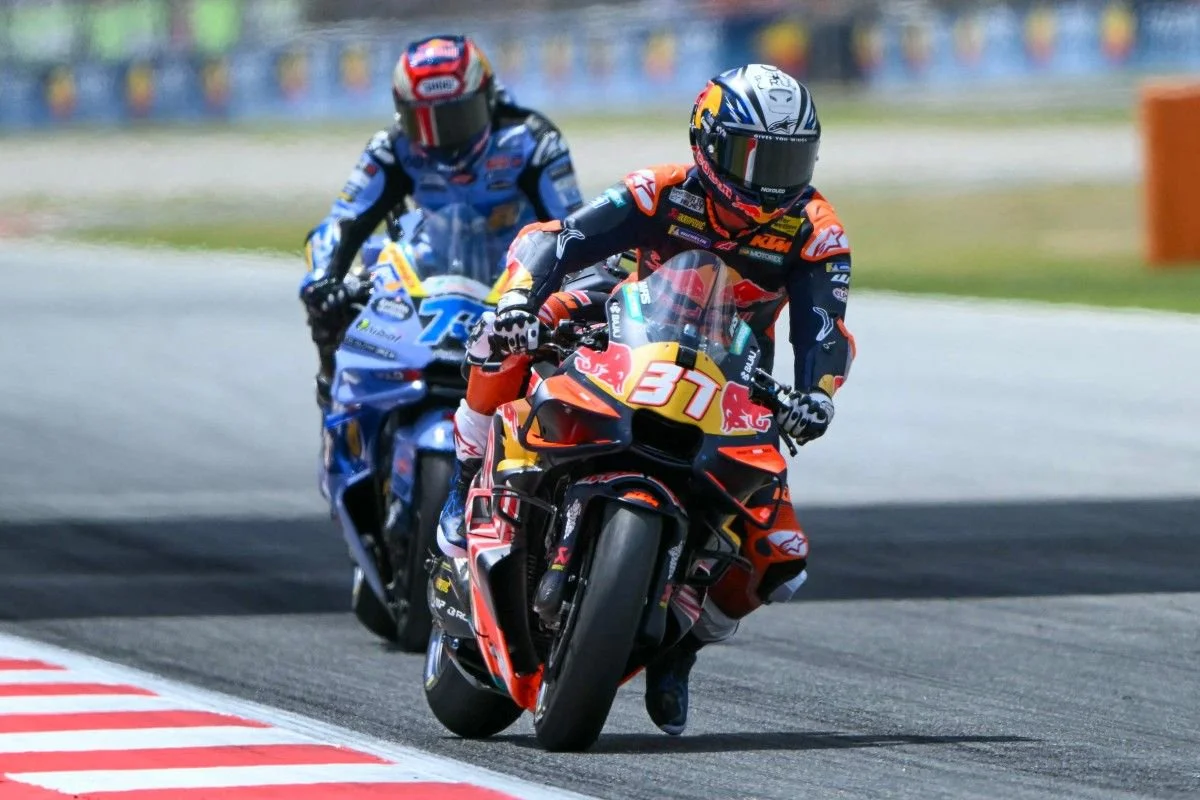 Pedro Acosta (kanan) mengendarai di depan Alex Marquez dalam MotoGP Catalunya 2026 di Sirkuit Barcelona-Catalunya di Montmelo, dekat Barcelona, pada 17 Mei 2026. (Foto oleh JOSE JORDAN / AFP)