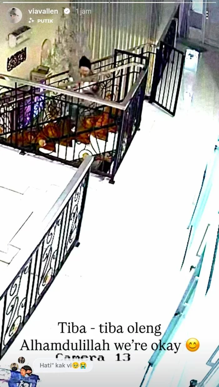 CCTV yang memperlihatkan Via Vallen jatuh saat gendong bayinya.