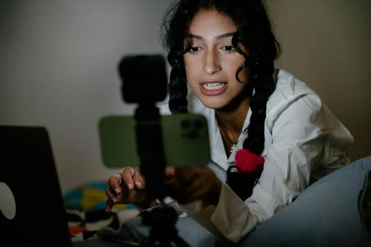 ilustrasi perempuan content creator