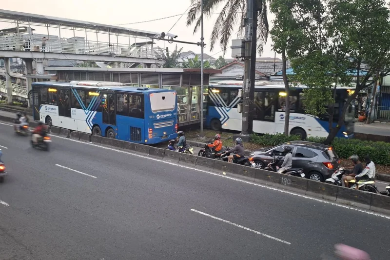 Pemotor di Cengkareng Tendang Separator Busway Saat Terjebak Bus Transjakarta