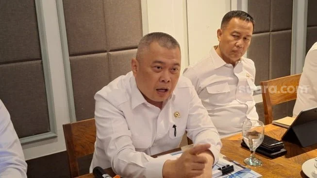 Menteri Perhubungan Dudy Purwagandhi memutuskan untuk tidak mengubah peraturan soal Tarif Batas Atas (TBA) pada harga tiket pesawat. [Suara.com/Achmad Fauzi].