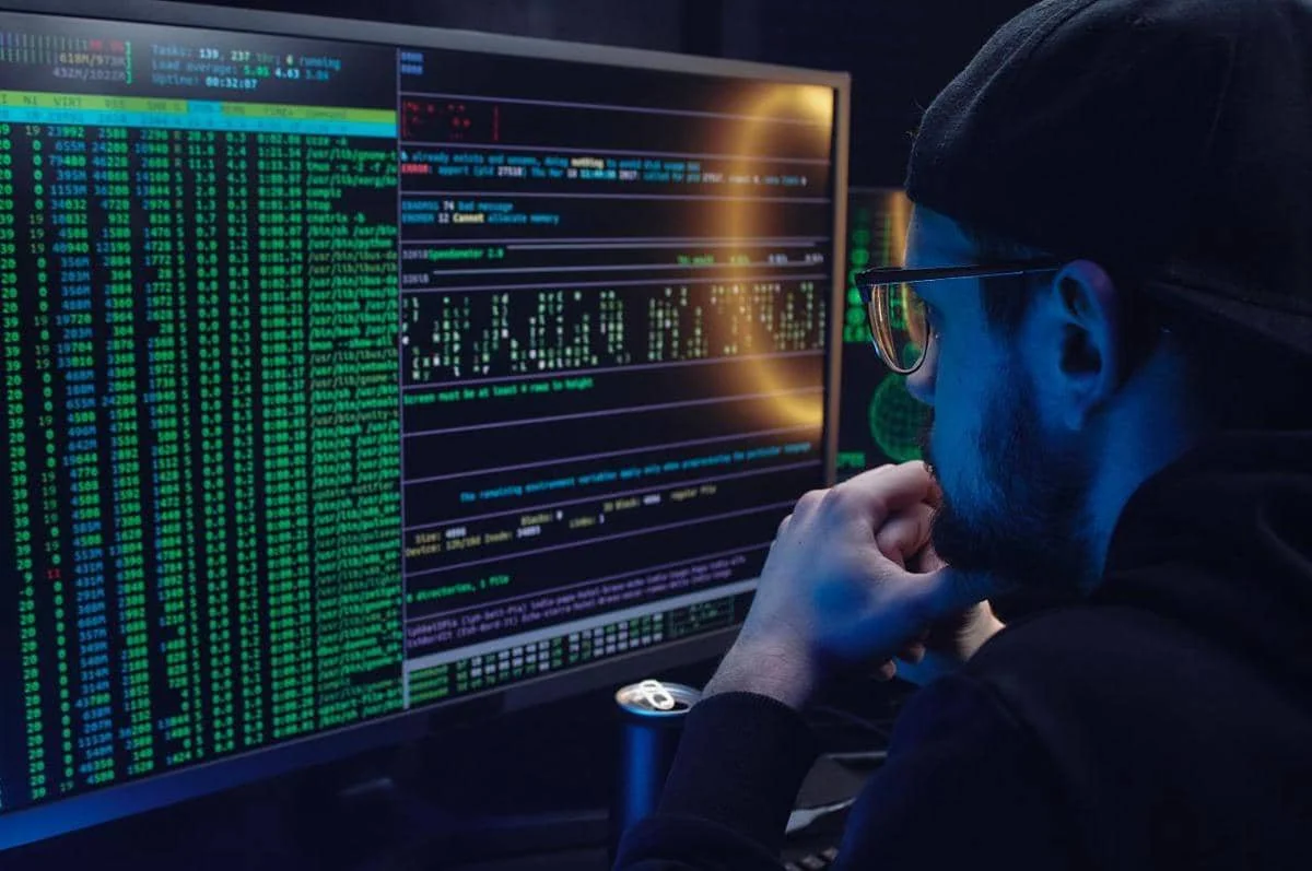 Hacker sedang beraksi.