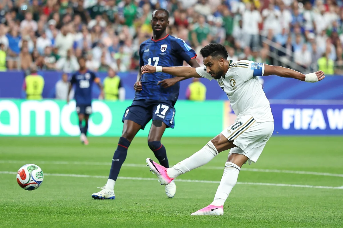 Salem Aldawsari (kanan) dari Arab Saudi bertanding dalam laga Grup H antara Cape Verde dan Arab Saudi pada Piala Dunia FIFA 2026 di Houston Stadium, Houston, Amerika Serikat, Sabtu (27/6/2026) pagi WIB.
