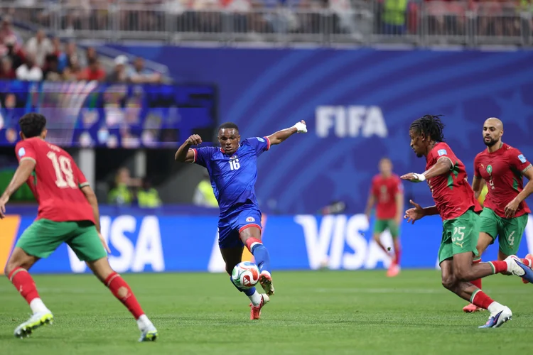 Lenny Joseph nomor punggung 16 dari Haiti menguasai bola selama pertandingan Grup C Piala Dunia FIFA 2026 antara Maroko dan Haiti di Atlanta Stadium pada Kamis (25/6/2026) pagi WIB, di Atlanta, Georgia. 