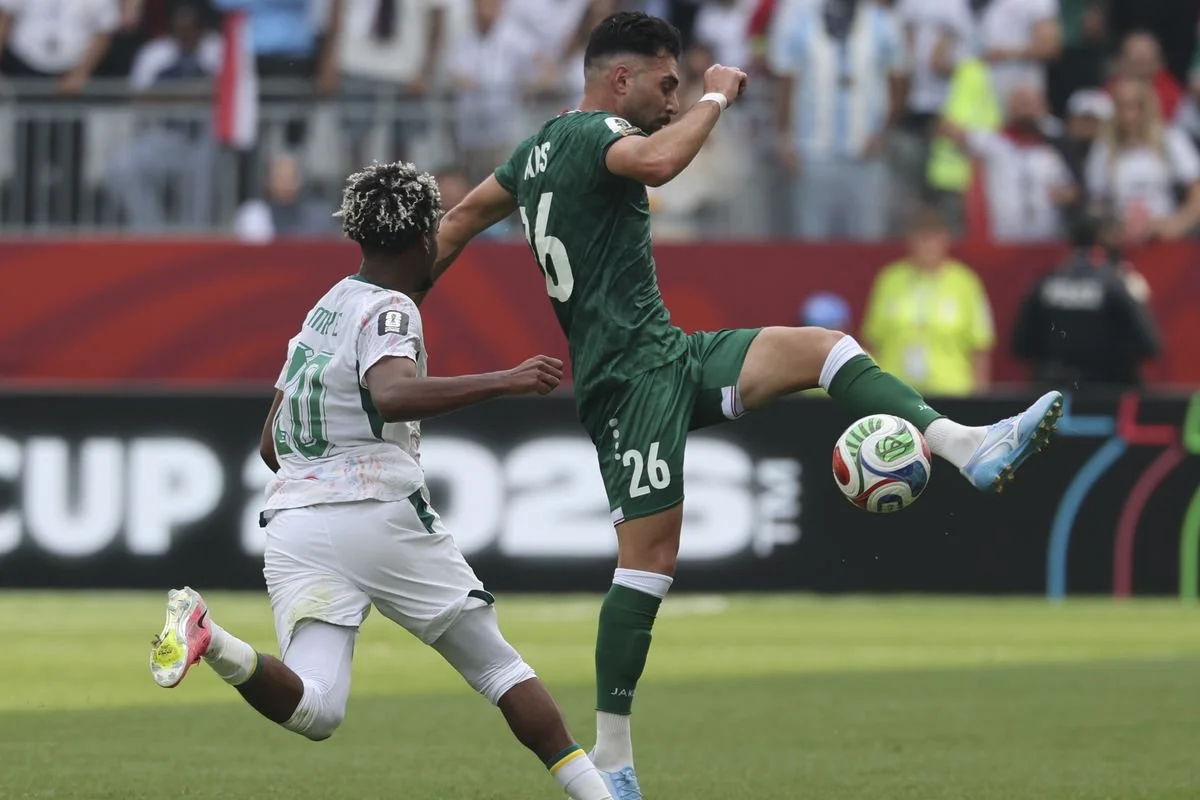 Frans Putros berebut bola dengan Ibrahim Mbaye dari Senegal dalam pertandingan Grup I antara Senegal dan Irak pada Piala Dunia 2026 di Stadion Toronto, Toronto, Kanada, 26 Juni 2026.