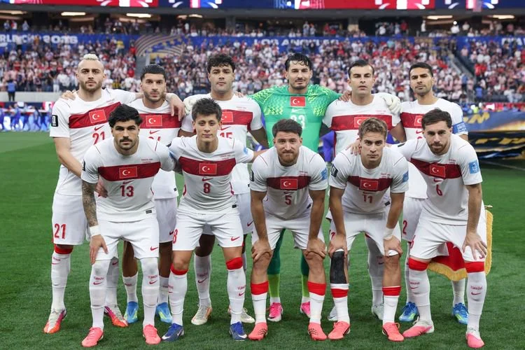 Para pemain Turki berpose untuk foto grup sebelum pertandingan Grup D antara Amerika Serikat dan Turki di Piala Dunia FIFA 2026 di Stadion Los Angeles di Los Angeles, Amerika Serikat, pada Kamis (26/6/2026).