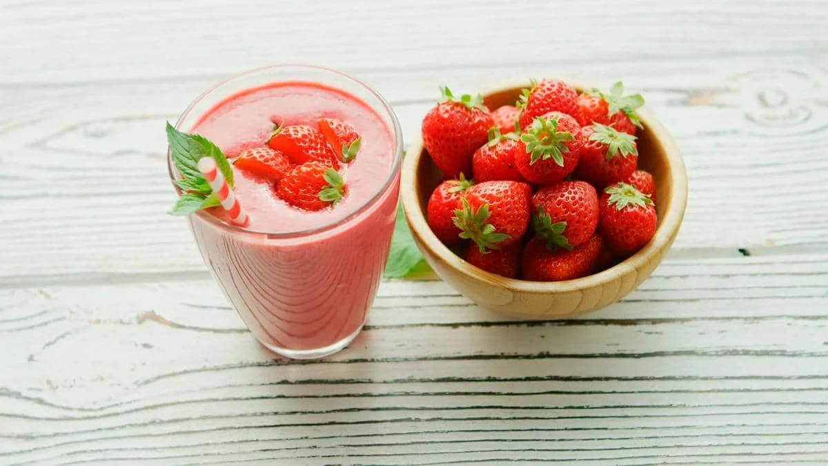 ilustrasi strawberry milkshake