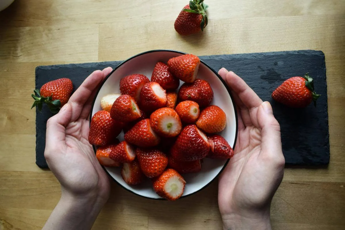ilustrasi bahan strawberry milkshake