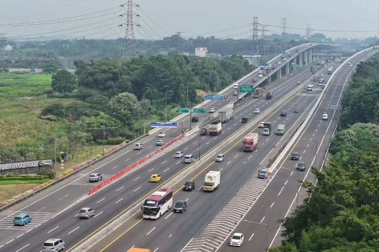 Ilustrasi lalu lintas kendaraan di Tol Jakarta-Cikampek