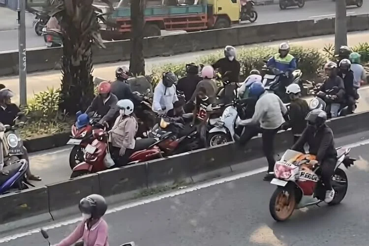 Aksi percobaan perusakan separator beton jalur Transjakarta (busway) di area Halte Taman Kota, Cengkareng, Jakarta Barat, Jumat (26/6/2026)