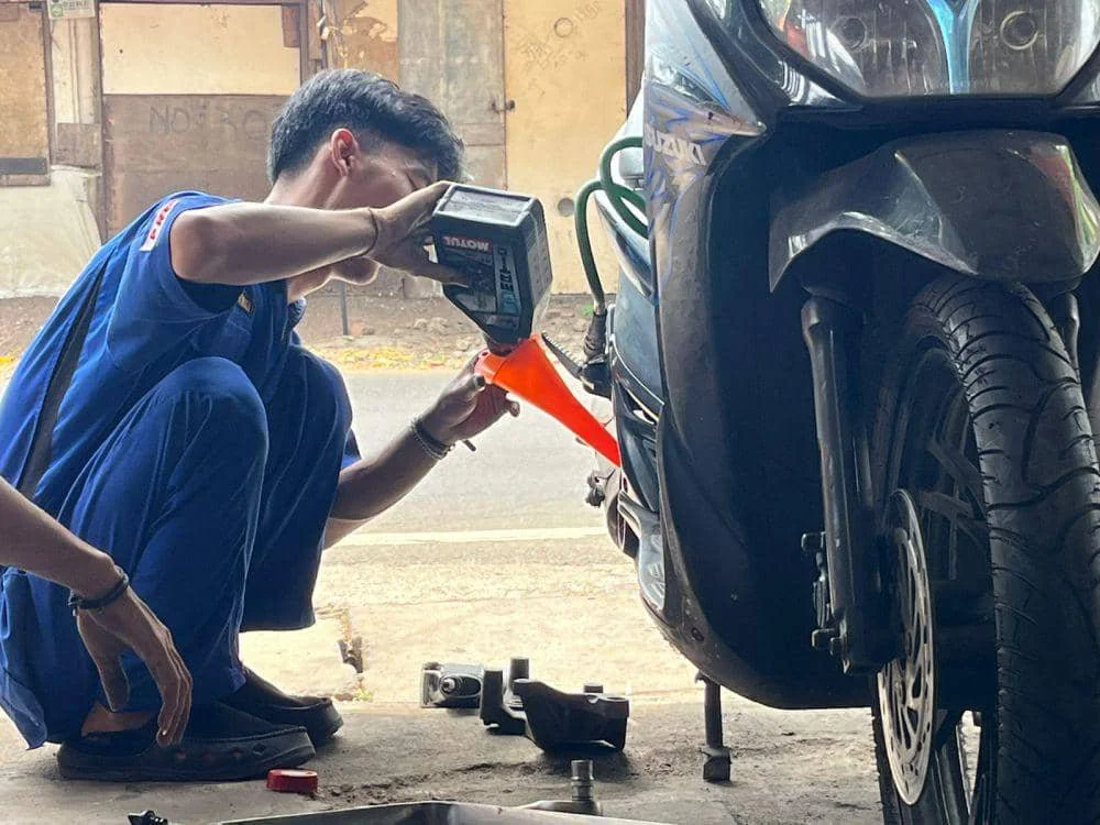 Ilustrasi mengganti oli motor (Istimewa)