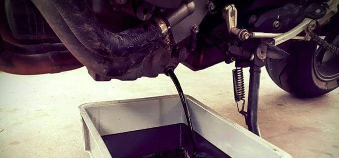 ilustrasi ganti oli motor (pexels.com/lucas)