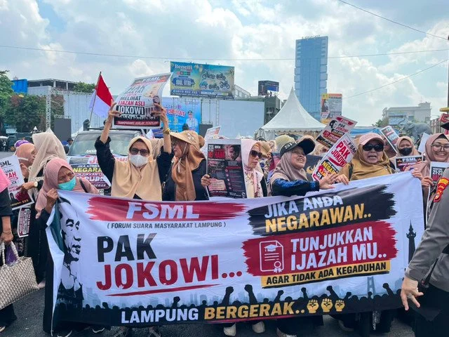 Aksi Emak-emak Tolak Jokowi di Lampung, Bawa Spanduk 'Tunjukkan Ijazahmu'