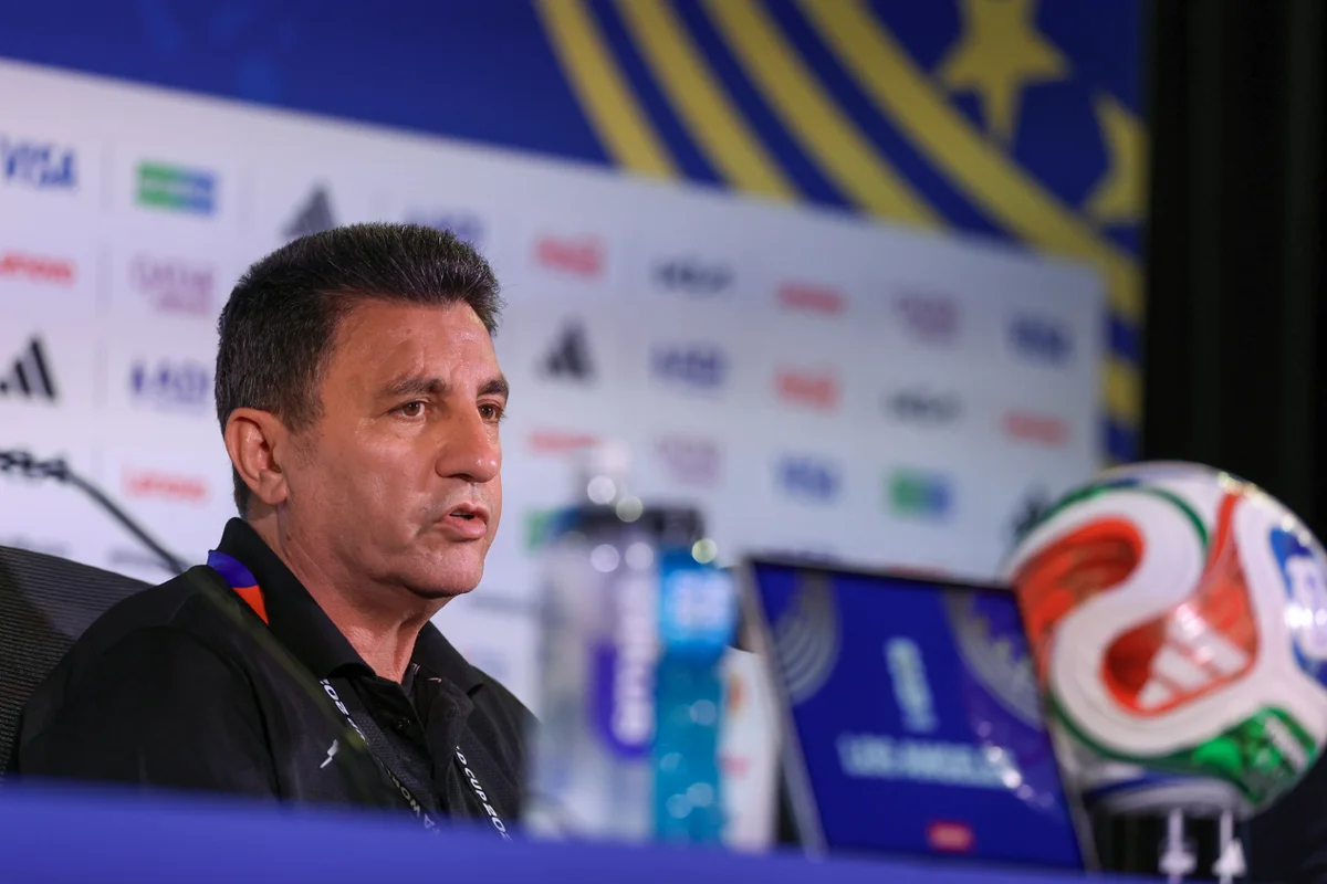 Pelatih Iran, Amir Ghalenoei, menghadiri konferensi pers di Los Angeles Stadium, Los Angeles, Amerika Serikat, pada 14 Juni 2026. 
