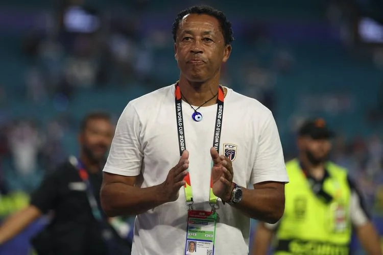 Bubista, pelatih kepala timnas Tanjung Verde, bertepuk tangan setelah pertandingan Grup H antara Uruguay dan Tanjung Verde di Piala Dunia 2026 di Stadion Miami, Miami, Amerika Serikat, 21 Juni 2026.
