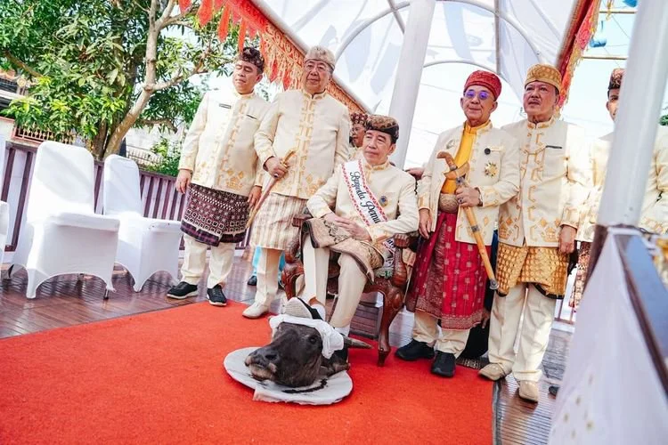 Ritual menginjak kepala kerbau yang dijalankan oleh Joko Widodo dalam prosesi penganugerahan gelar kehormatan adat di Kedaton Keagungan Lampung yang menyita perhatian publik. 