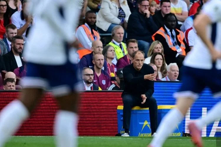 Pelatih kepala timnas Inggris asal Jerman Thomas Tuchel mengawasi para pemain dari pinggir lapangan pada laga kualifikasi Piala Dunia 2026 Grup K antara Inggris dan Andorra, di Villa Park, Birmingham, pada 6 September 2025.