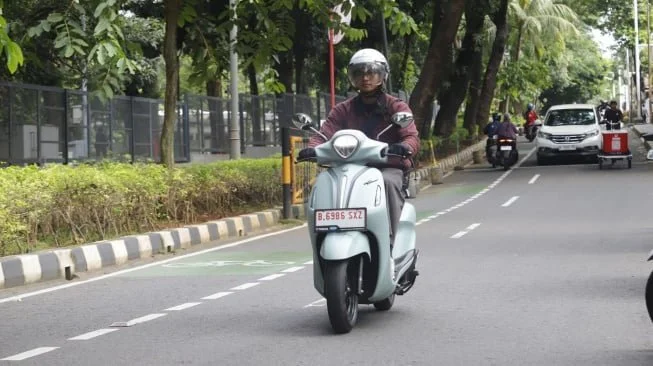 Pilihan warna baru Yamaha Grand Filano Hybrid mewakili karakter anak muda yang ingin tetap tampil stylish. (Foto: SUARA.COM/Alfian Winanto)