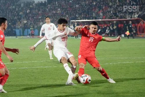 Victor Dethan menendang bola di laga Timnas Vietnam vs Timnas Indonesia (Foto: PSSI)