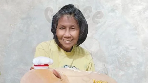 Barang-barang kecil itu tampak sederhana saat muncul di layar ponsel. Jepitan rambut, bando, gelang, gantungan kunci, boneka mungil, hiasan Natal, hingga charm warna-warni yang menggemaskan berjajar dalam unggahan Grace.