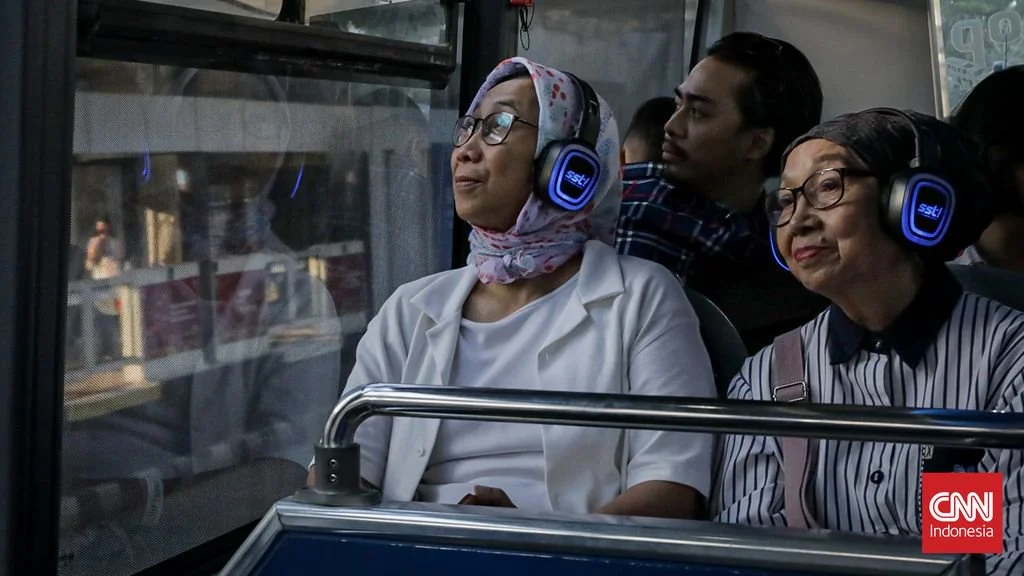 Sejumlah lansia mengikuti Open Top Tour Transjakarta yang melintasi kawasan Thamrin hingga Sudirman, Jakarta Pusat, Kamis (28/5/2026). (CNN Indonesia/Febria Adha L.)