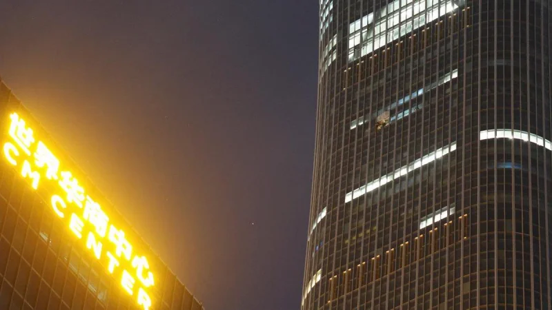 FOTO: Pesawat Hantam Gedung Pencakar Langit Tertinggi di Beijing