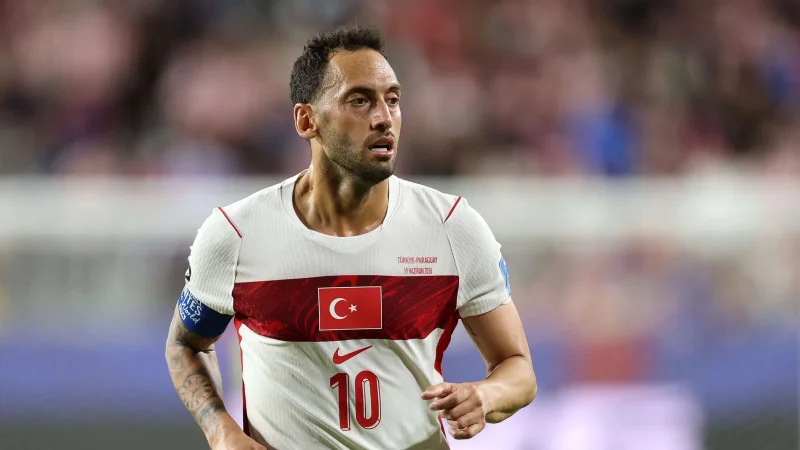 Turki, Calhanoglu tak bisa tenang: "Kami telah menghancurkan hati rakyat kami. Maafkan kami"