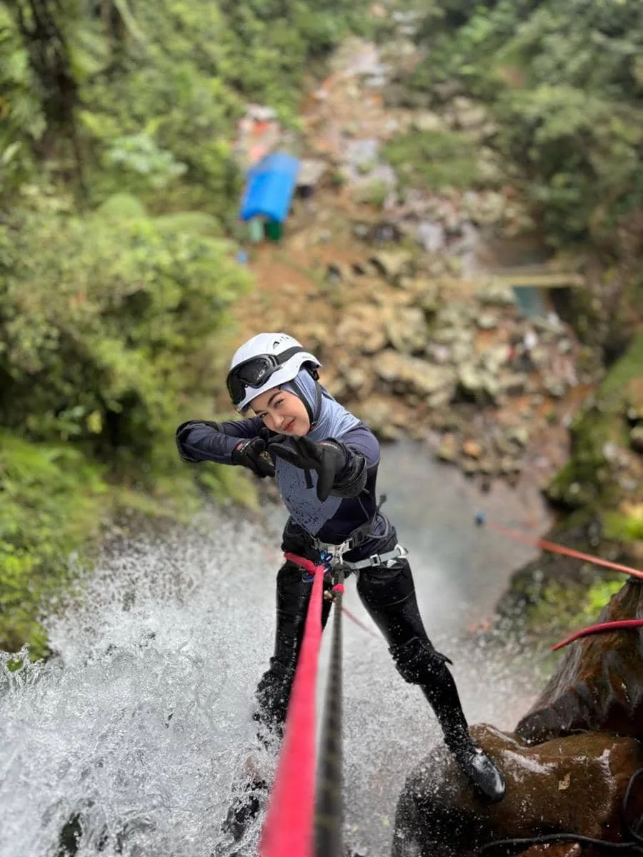 Ria Ricis jajal olahraga ekstrem canyoning