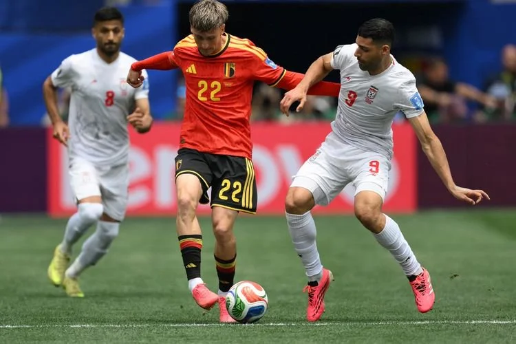 Alexis Saelemaekers dan Mehdi Taremi, berebut bola selama pertandingan sepak bola Grup G Piala Dunia 2026 antara Belgia dan Iran di Stadion Los Angeles di Inglewood pada 21 Juni 2026.