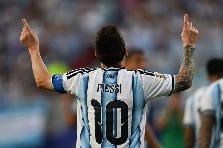 Lionel Messi merayakan gol pertama timnya dalam pertandingan sepak bola Grup J Piala Dunia 2026 antara Argentina vs Aljazair di Stadion Kansas City di Kansas City pada 16 Juni 2026. (Foto oleh Roberto SCHMIDT / AFP)