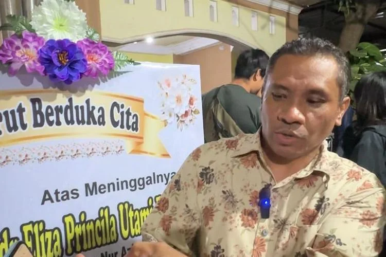Keluarga dokter Icha, Fabianus Banase, saat menunjukkan WA dirinya dengan dokter Icha