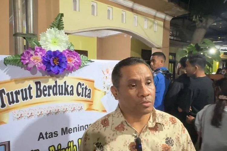 Paman dokter Icha, Fabianus Banase, saat memberikan keterangan kepada sejumlah wartawan, Sabtu (27/6/2026)
