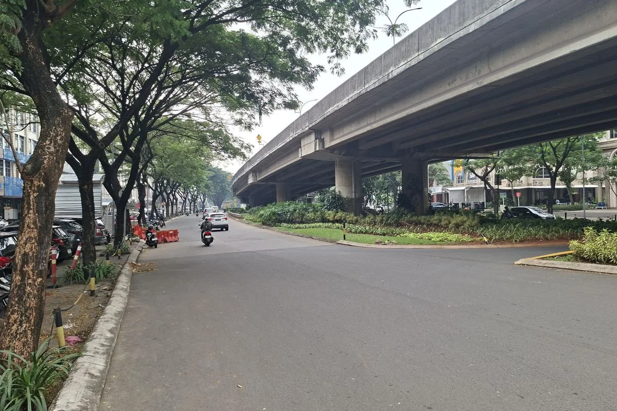 Kondisi tempat kejadian perkara sebuah mobil melakukan tabrak lari terhadap dua motor di kawasan Jalan Green Lake City Boulevard, Cipondoh, Kota Tangerang, Sabtu (27/6/2026) 