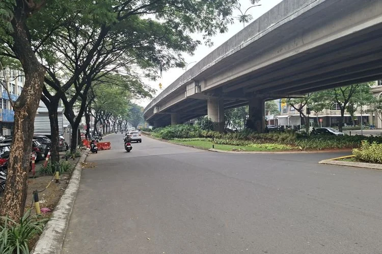 Kondisi tempat kejadian perkara sebuah mobil melakukan tabrak lari terhadap dua motor di kawasan Jalan Green Lake City Boulevard, Cipondoh, Kota Tangerang, Sabtu (27/6/2026) 