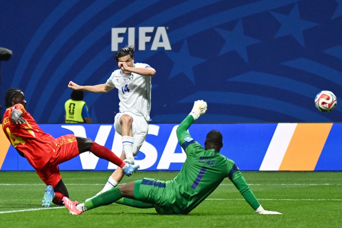 Eldor Shomurodov (tengah, belakang) dari Uzbekistan melepaskan tembakan selama pertandingan Grup K antara Republik Demokratik Kongo dan Uzbekistan pada Piala Dunia FIFA 2026 di Stadion Atlanta, Atlanta, Amerika Serikat, Minggu (28/6/2026) pagi WIB.
