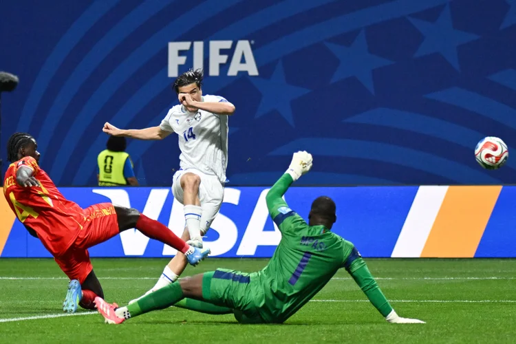 Eldor Shomurodov (tengah, belakang) dari Uzbekistan melepaskan tembakan selama pertandingan Grup K antara Republik Demokratik Kongo dan Uzbekistan pada Piala Dunia FIFA 2026 di Stadion Atlanta, Atlanta, Amerika Serikat, Minggu (28/6/2026) pagi WIB.