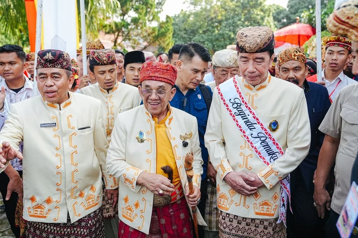 Presiden ke-7 RI Joko Widodo (Jokowi) menerima gelar adat kehormatan Baginda Pemuka Bangsa dari lima kerajaan adat Lampung di Rumah Adat Lampung Kedatun Keagungan, Kelurahan Sepang Jaya, Kecamatan Labuhan Ratu, Kota Bandar Lampung, Sabtu (27/6/2026).