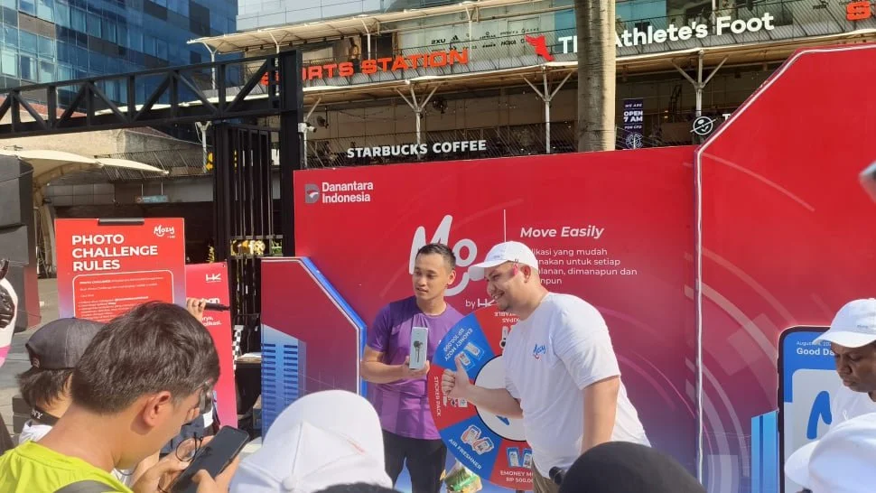 Penyerahan hadiah kepada pemenang permainan spin wheel dalam kegiatan aktivasi di kawasan CFD FX Sudirman, Jakarta, Minggu (28/6/2026). (Suara.com/Mohammad Rhadzaki Ramadhan)