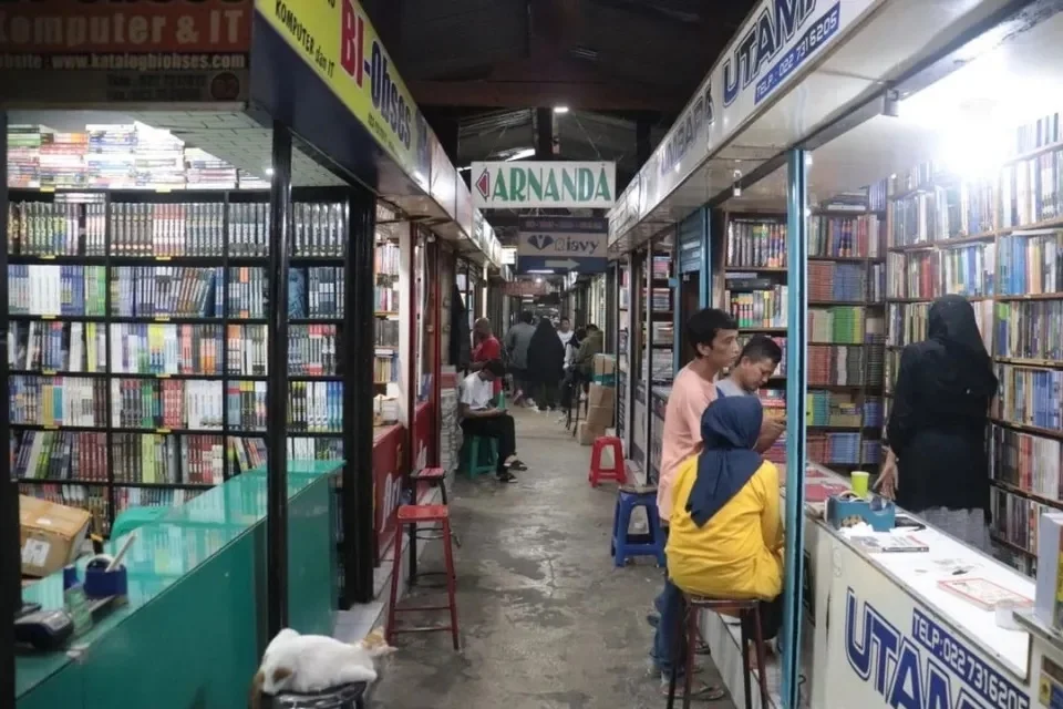 hipwee-Pasar Palasari, Tempat Belanja Bulanan Murah di Bandung untuk Buku dan Alat Tulis