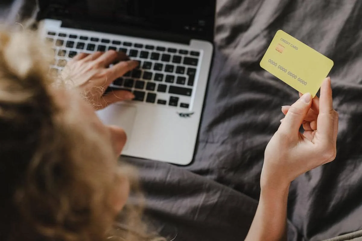 ilustrasi menyimpan nomor telepon (pexels.com/SHVETS production)