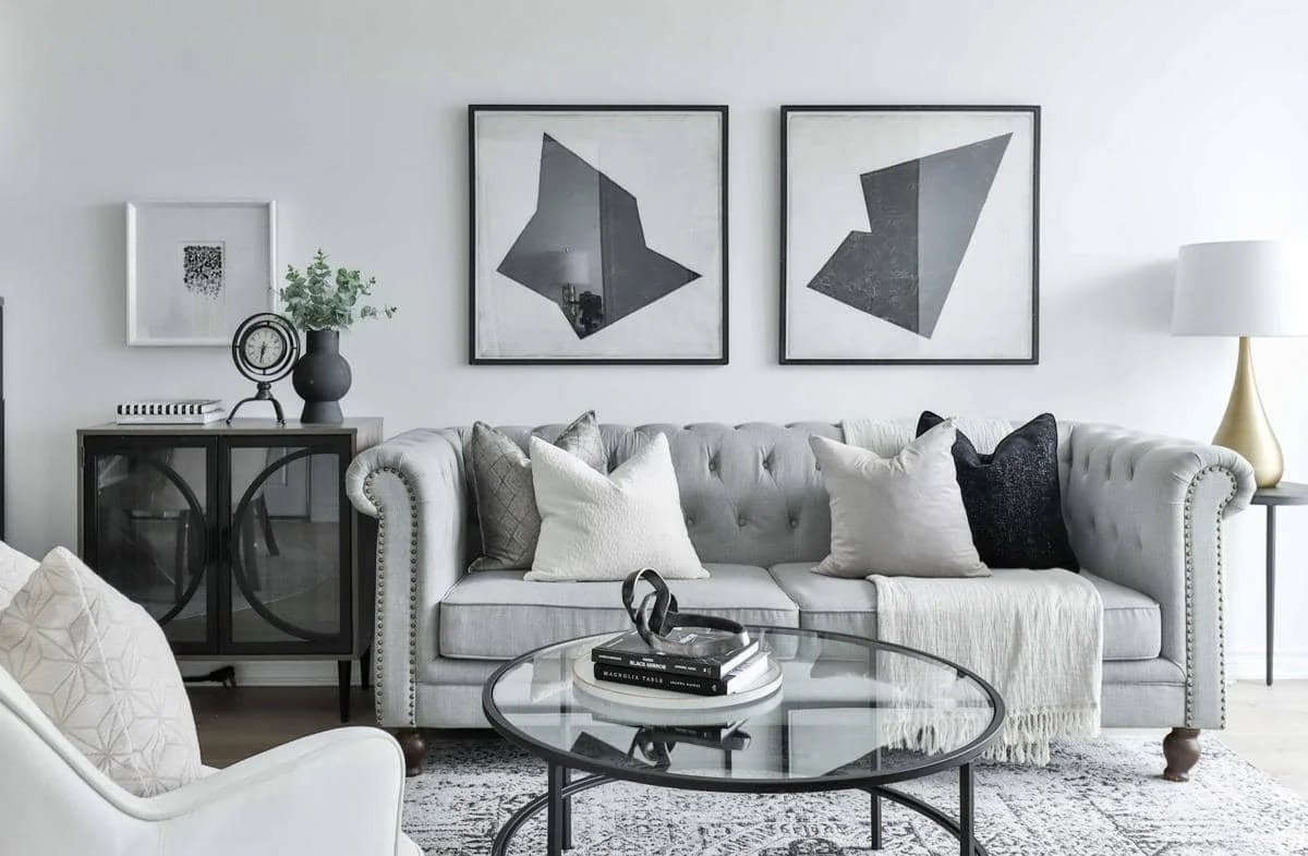 https://unsplash.com/id/foto/ruang-tamu-yang-dipenuhi-dengan-furnitur-dan-gambar-di-dinding-rk_t-yyJak0