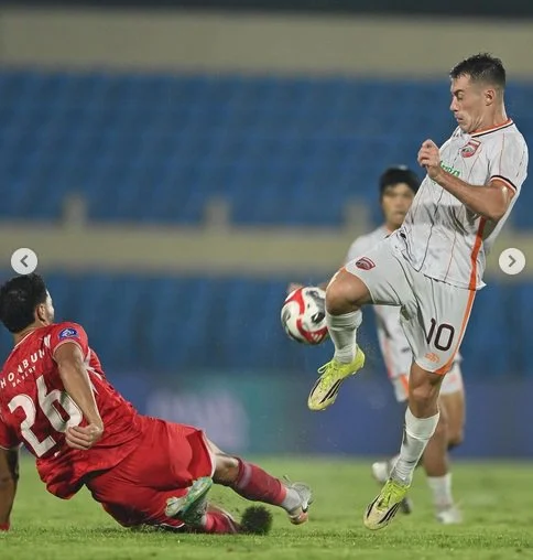 Aksi Mariano Peralta di laga Madura United vs Borneo FC borneofc.id