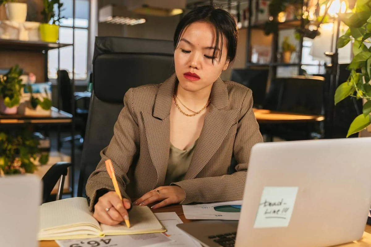 ilustrasi perempuan menyusun target kerja