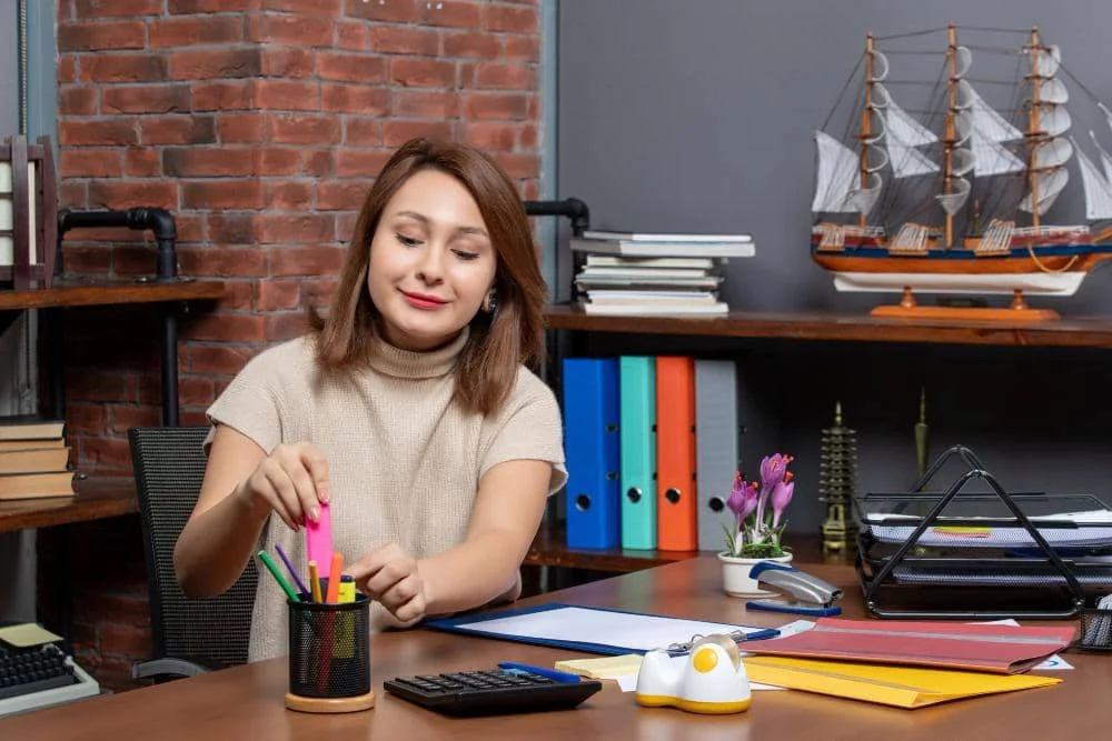 ilustrasi perempuan merapikan meja kerja