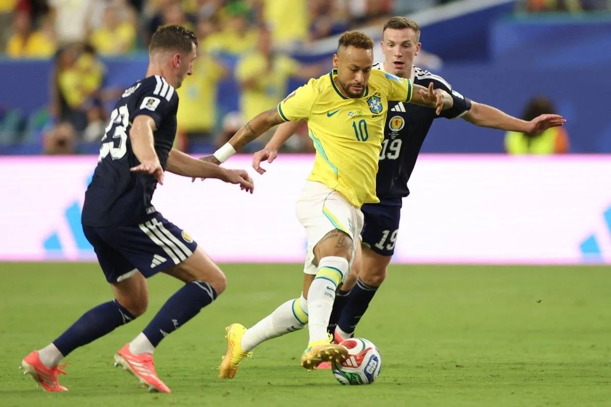 Neymar dikawal ketat Kenny McLean, dan Lewis Ferguson, dalam pertandingan Grup C Piala Dunia 2026 antara Skotlandia dan Brasil di Stadion Miami, Miami Gardens, pada 24 Juni 2026.