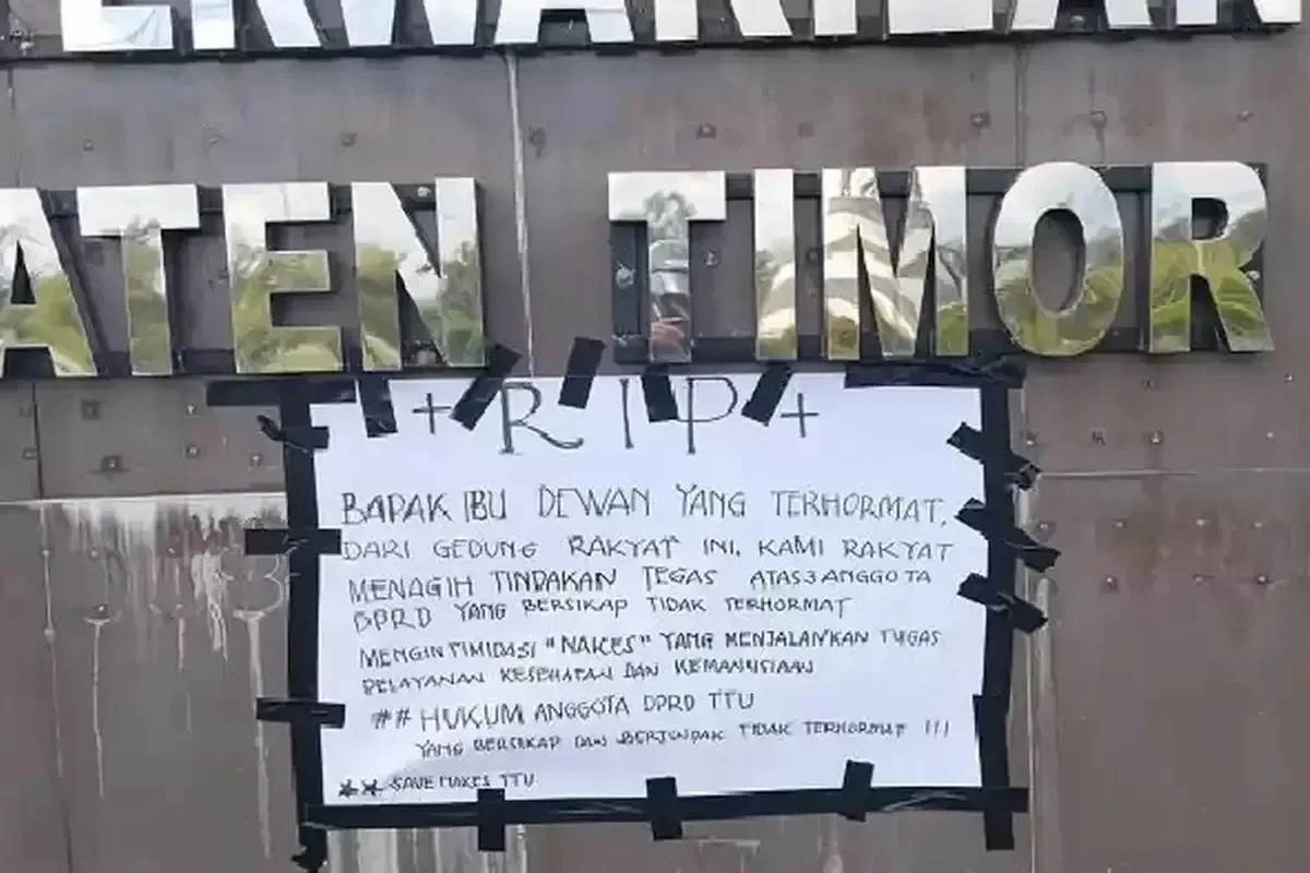 Sebuah tulisan pada secarik kertas di Depan Kantor Dewan Perwakilan Rakyat Daerah (DPRD) Kabupaten Timor Tengah Utara (TTU), Provinsi NTT menyita perhatian Sabtu, 27 Juni 2026 pagi. Tulisan tersebut ditempel dengan tepat plang tulisan nama lembaga legislatif ini. 