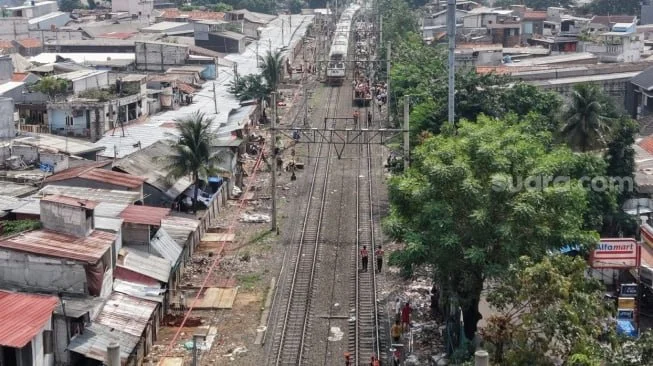 KAI Daop 1 Jakarta menertibkan 95 bangunan dan lapak liar di jalur Stasiun Pasarsenen-Pasar Gaplok pada 27-28 Juni 2026. (Suara.com/Tiara Rosana)